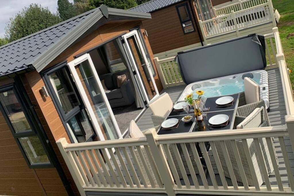 Nightingale Lodge With Hot Tub Barmby on the Moor Exterior photo
